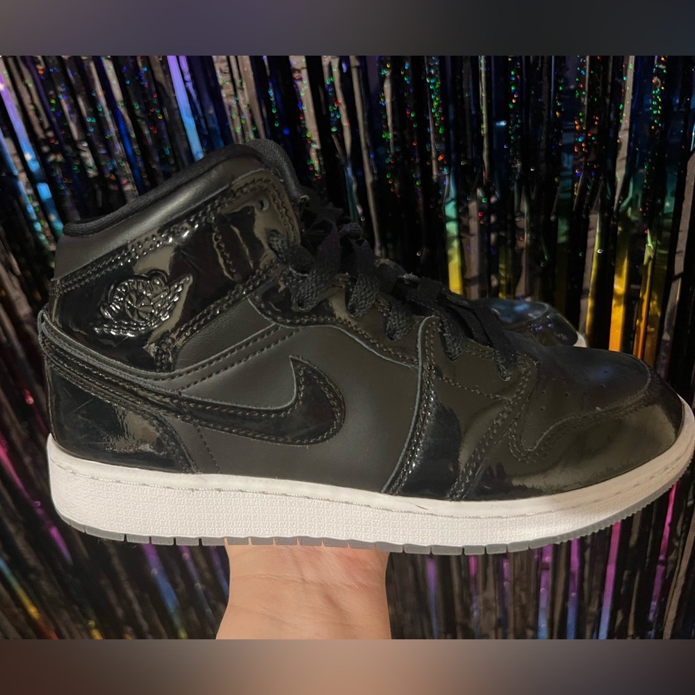 Jordan 1 mid se Big Kids size 6 womens 7 1/2
